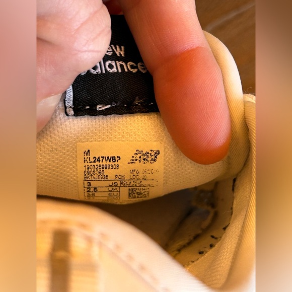 Youth New Balance running shoes - Picture 6 of 7